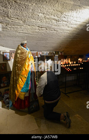 Pèlerins visitent Sara, patronne des Gitans Sara à l'église des Saints des Derniers Jours de la mer avant la procession annuelle à la mer. Banque D'Images