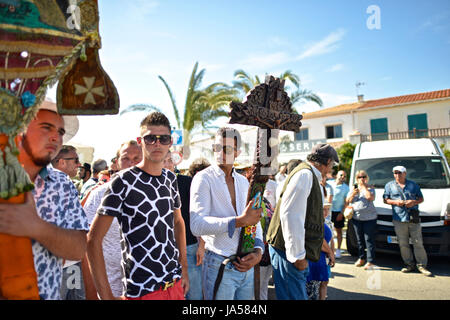 Pèlerinage annuel de Roma aux Saintes-Maries-de-la-Mer. La statue de Sara, portée par les gitans de la mer, symbolise l'attente et bienvenue de t Banque D'Images