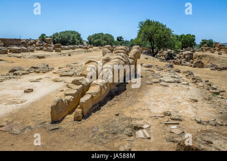 Telamon géant, Atlas soutenant statue de Temple en ruines de Zeus dans la Vallée des Temples - Agrigente, Sicile, Italie Banque D'Images
