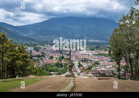 Vue aérienne de Antigua Guatemala du Cerro de la Cruz avec volcan Agua en arrière-plan - Antigua, Guatemala Banque D'Images