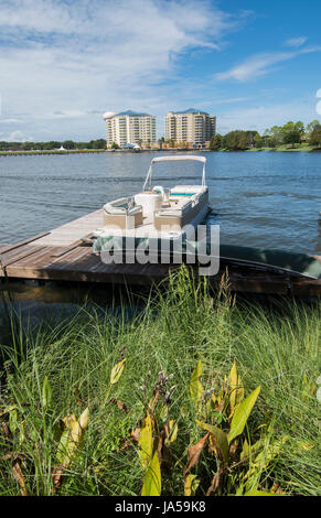 Altamonte Springs Florida lake et bateaux à rôti grues ville dans les magasins et centre commercial, Banque D'Images