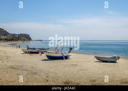 Bateaux dans une plage méditerranéenne de la mer Ionienne - Bova Marina, Calabre, Italie Banque D'Images