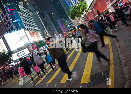 Vue horizontale de personnes traversant la route à Hong Kong, Chine. Banque D'Images