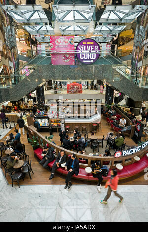 Vue verticale à l'intérieur de l'Silvercord shopping mall à Hong Kong, Chine. Banque D'Images