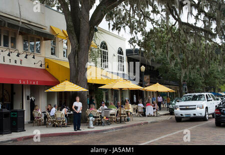 Winter Park Florida Park Avenue et des boutiques et restaurants de la circulation dans les cafés haut de gamme exclusive Banque D'Images