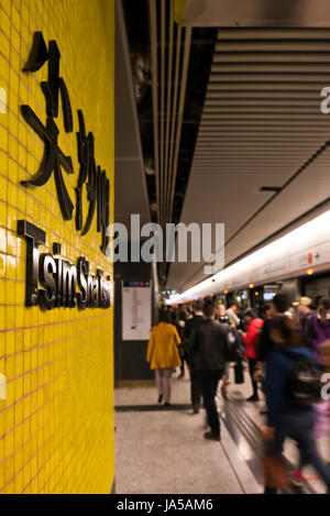 Vue verticale de passagers à marcher le long de la plate-forme de l'EXAMEN À MI-PARCOURS, Mass Transit Railway, à Hong Kong, Chine. Banque D'Images