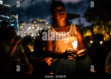 Hong Kong, Chine. 04 Juin, 2017. Pour la 28e année consécutive, des dizaines de milliers de personnes étaient rassemblées à Hong Kong Parc Victoria le soir du 4 juin en commémoration de l'anniversaire de la 1989 massacre de la place Tiananmen à Beijing. Credit : Yeung Kwan/Pacific Press/Alamy Live News Banque D'Images