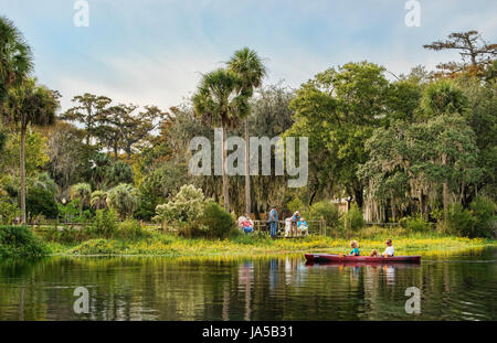 Silver Springs Florida L'une des plus anciennes attractions touristiques avec des kayaks et des gens sur le pont, les ruisseaux, les lacs, les animaux et de lieu de détente pour les visiteurs Banque D'Images