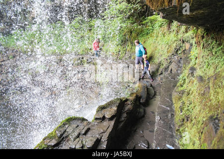 Les gens,randonnées,marche,derrière,sous,cascade,Sgwd yr Eira, Cascade de l'Afon,neige,Heptse,rivière,Powys Brecon Beacons National Park,,,Pays de Galles,Welsh,U.K,UK Banque D'Images