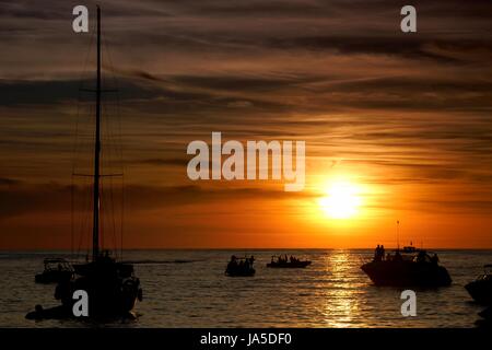 La silhouette des bateaux dans le coucher du soleil, le Sunset Strip à Sant Antoni de Portmany, Ibiza, Espagne Banque D'Images