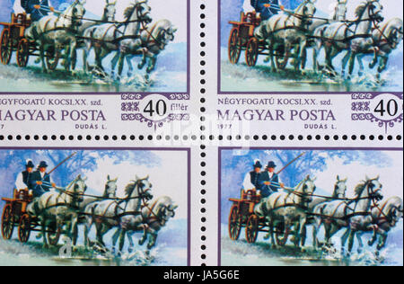 Hongrie - circa 1977 : timbres par la Hongrie, championne du monde montre Imre Abonyi, conduisant quatre dans la main, vers 1977 Banque D'Images