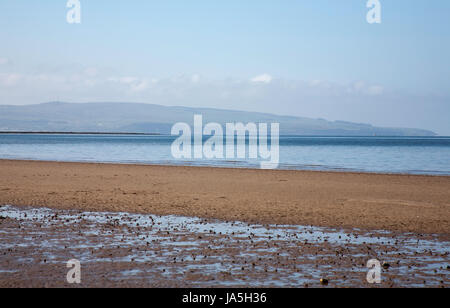 La plage de Troon à au sud vers Ayr et Brown Carrick Hill Ayrshire en Écosse Banque D'Images