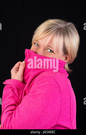 Belle femme mature européenne en soft shell rose portrait Banque D'Images
