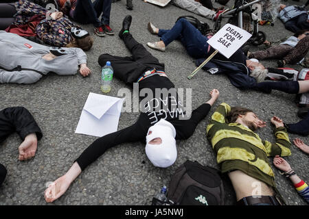 ' Contre. Arrêter la foire aux armements. Protestation contre la guerre à l'extérieur Excel Centre dans l'Est de Londres, Royaume-Uni. Banque D'Images