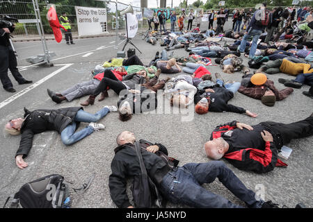 ' Contre. Arrêter la foire aux armements. Protestation contre la guerre à l'extérieur Excel Centre dans l'Est de Londres, Royaume-Uni. Banque D'Images