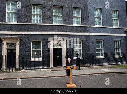 Premier Ministre, Theresa May, fait une déclaration sur la sécurité dans Downing street après l'attaque terroriste du 3 juin à London Bridge Banque D'Images