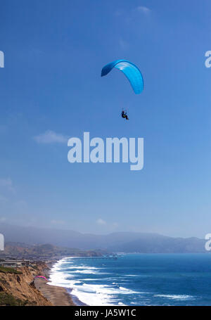 Il s'agit d'une image d'un parapente plus de Muscle Beach le long de la côte centrale de la Californie. Muscle Beach est situé dans la région de Pacifica, Californie, qui est une prim Banque D'Images