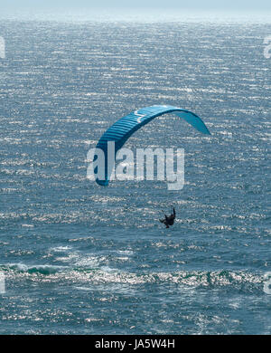 Il s'agit d'une image d'un parapente plus de Muscle Beach le long de la côte centrale de la Californie. Muscle Beach est situé dans la région de Pacifica, Californie, qui est une prim Banque D'Images