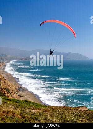 Il s'agit d'une image d'un parapente plus de Muscle Beach le long de la côte centrale de la Californie. Muscle Beach est situé dans la région de Pacifica, Californie, qui est une prim Banque D'Images