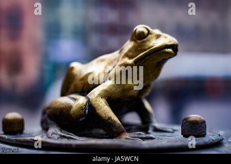 Une grenouille de la fontaine 'rafter' monument (pomnik flisaka) dans la vieille ville de Torun / Thorn. Détail. Sculpture en laiton ou bronze. La Pologne. Banque D'Images