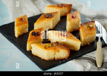 Traditionnel arabe bass avec écrous différents. À partir de l'Est dessert de semoule. Banque D'Images