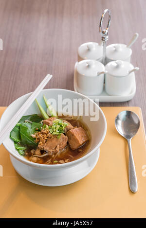 Ragoût de porc avec des Nouilles en soupe de sauce soja Banque D'Images