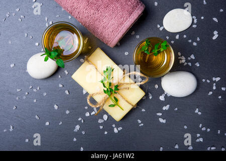 Massage ou baignoire ensemble : l'huile, des pierres, du savon, sel de bain et une serviette Banque D'Images