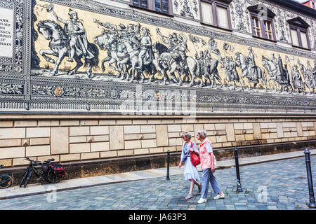 Les personnes ci-dessous Procession des Princes Fürstenzug détail, Dresde, Saxe, Allemagne, Europe Banque D'Images