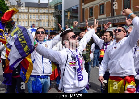 Cardiff, Royaume-Uni:06th Juin 2017 : Fans de la Juventus et le Real Madrid profitez de l'atmosphère de l'avant de la finale de la Ligue des champions au Millennium Stadium de Cardiff. Banque D'Images