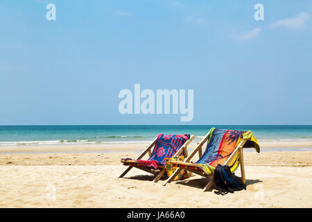 Chaise de plage soleil sur la côte près de la mer. Thaïlande Banque D'Images