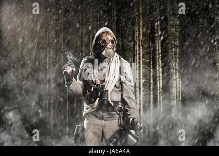 Soldat portant un masque à gaz se bat dans une forêt Banque D'Images