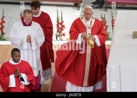 Cité du Vatican, Vatican. 04 Juin, 2017. Le pape François à la tête d'une sainte messe marquant la Pentacost maison de vacances sur la Place Saint Pierre dans la Cité du Vatican, Vatican le 04 juin 2017. Le pape François, au cours d'une bénédiction traditionnel le dimanche, a offert des prières pour les victimes des attaques terroristes du samedi soir à Londres, ainsi que pour les familles des victimes. Credit : Giuseppe Ciccia/Pacific Press/Alamy Live News Banque D'Images