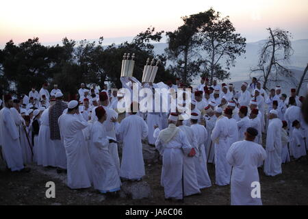 Samaritains de participer à une cérémonie traditionnelle de célébrer le don de la torah sur havuot "festival", au sommet du mont Garizim, près de la ville cisjordanienne de Naplouse. Chavouot Festival, connu sous le nom de la fête des semaines et que la Pentecôte dans le grec ancien, est une fête juive qui se produit le sixième jour du mois de Sivan. Le Samaritain est un groupe religieux qui s'est séparée du Judaïsme par le deuxième siècle avant notre ère. Les Samaritains ont conservé la Torah, les Cinq Livres de Moïse, comme leurs écritures. Le Samaritain Bible fait référence à Mt. Garizim, et non pas Jérusalem, comme le centre du culte. (Photo par Liao Yunjie/ CIP Banque D'Images