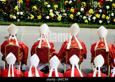 Cité du Vatican, Vatican. 04 Juin, 2017. Le pape François a célébré dans la place Saint Pierre la messe de la Pentecôte simultanément à la clôture du 50e anniversaire de l'anniversaire du Renouveau Charismatique Catholique. Credit : Andrea Franceschini/Pacific Press/Alamy Live News Banque D'Images