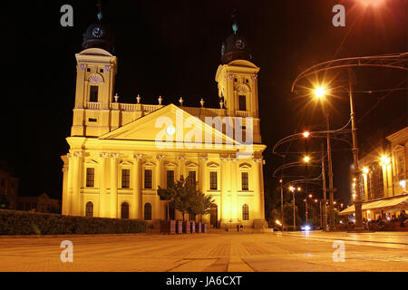 Grande église réformée (Nagytemplom) et Kossuth ter, la place centrale de Debrecen, Hongrie, la nuit Banque D'Images