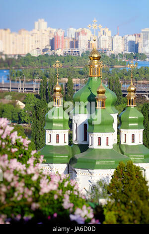 Monastère Vydubychi et lilas en fleur jardin botanique à Kiev, Ukraine Banque D'Images