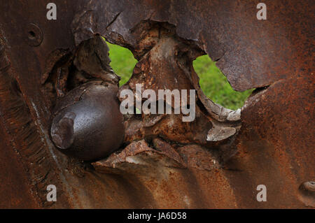 Plaque de métal rouillé avec un canon bullet et les trous de balles, partie d'un navire coulé, fond métal rouillé Banque D'Images