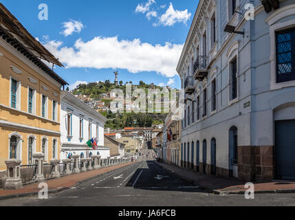 Rue de Quito et Monument à la Vierge Marie au sommet d'El Panecillo Hill - Quito, Équateur Banque D'Images