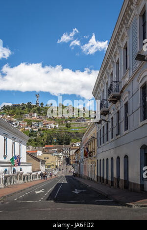 Rue de Quito et Monument à la Vierge Marie au sommet d'El Panecillo Hill - Quito, Équateur Banque D'Images