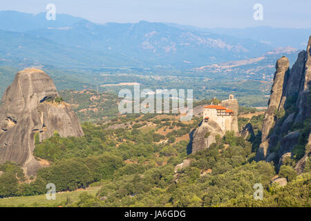 Monastères des Météores et vue sur la vallée du haut en Grèce Banque D'Images
