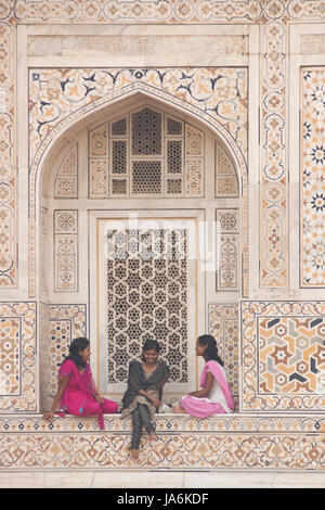 Les adolescents indiens colorés en sari est assis dans l'alcôve d'un beau tombeau Moghol, J'itimâd-ud-Daulah à Agra, Uttar Pradesh, Inde Banque D'Images