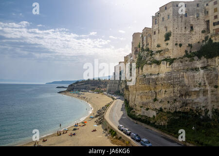 Vue aérienne de la plage et de la ville de Tropea - Tropea, Calabre, Italie Banque D'Images