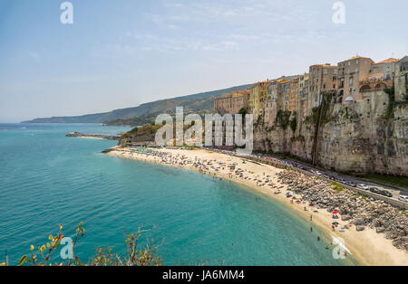 Vue aérienne de la plage et de la ville de Tropea - Tropea, Calabre, Italie Banque D'Images