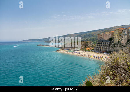 Vue aérienne de la plage et de la ville de Tropea - Tropea, Calabre, Italie Banque D'Images