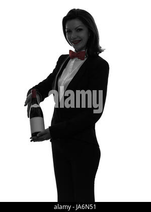 Un caucasian woman waiter butler servant le vin rouge en silhouette sur fond blanc Banque D'Images