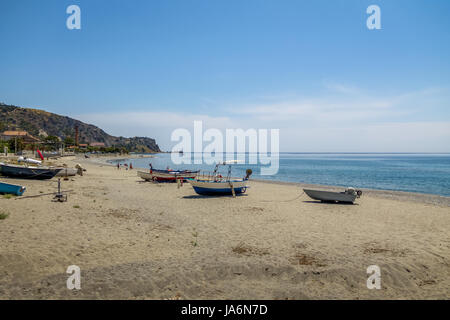 Bateaux dans une plage méditerranéenne de la mer Ionienne - Bova Marina, Calabre, Italie Banque D'Images