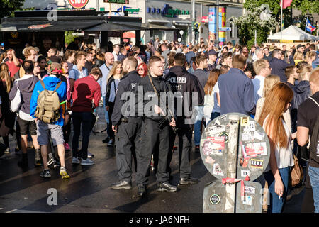 Berlin, Allemagne - 04 juin 2017 : Groupe de policiers armés à l'intérieur de foule de personnes sur Karneval der Kulturen (Carnaval des Cultures) à Berlin, Allemagne Banque D'Images