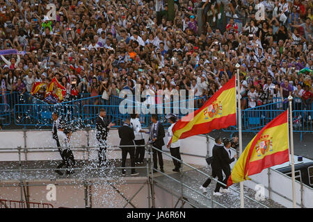 Madrid, Espagne. 04 Juin, 2017. Francisco Roman Alarcon (22) playerReal du Real Madrid Madrid fans attendent en place de Cibeles Képler Laveran Lima Ferreira (3) Real player.Cristiano Ronaldo dos Santos (7) Real player.UCL Champions League entre le Real Madrid vs Juventus au Santiago Bernabeu à Madrid, Espagne, le 4 juin 2017 . Gtres más información : crédit en ligne Comuniación,S.L./Alamy Live News Banque D'Images