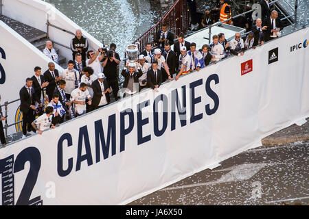 Madrid, Espagne. 4 juin, 2017. Les joueurs du Real Madrid en place de Cibeles avec des milliers de fans pour la célébration du 12ème titre de la Ligue des Champions. Player Sergio Ramos présente le trophée à ses fans à Madrid, Espagne. Credit : Marcos del Mazo/Alamy Live News Banque D'Images