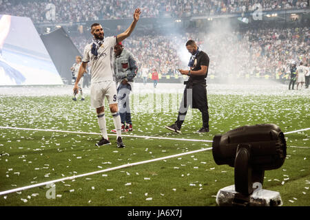 Madrid, Espagne. 4 juin, 2017. Le joueur du Real Madrid Karim Benzema lors de la célébration du 12ème titre de la Ligue des Champions à Santiago Bernabeu à Madrid, Espagne. Credit : Marcos del Mazo/Alamy Live News Banque D'Images